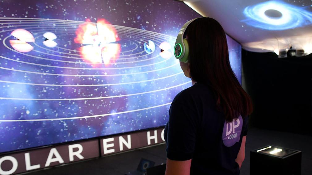 “Cosmos”, la propuesta de realidad virtual que es furor en la 13ª Feria del Libro Santiago del Estero
