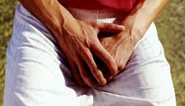 ¡Qué dolor! Le mordió el pene porque piropeó a su novia