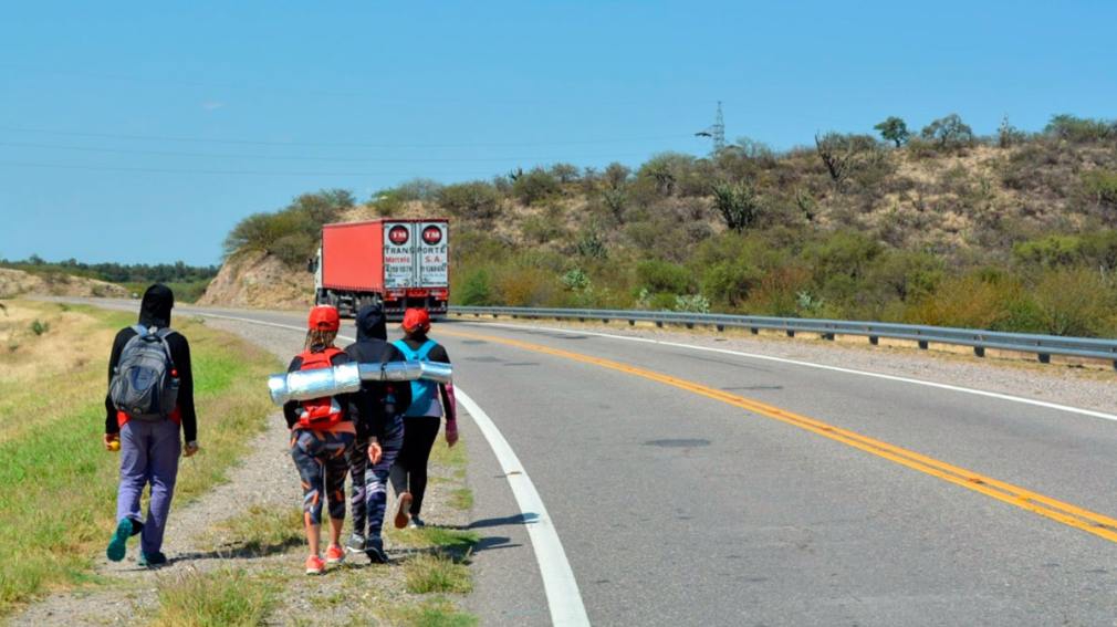 ¡Atención conductores! Piden precaución en las rutas por la presencia de peregrinos