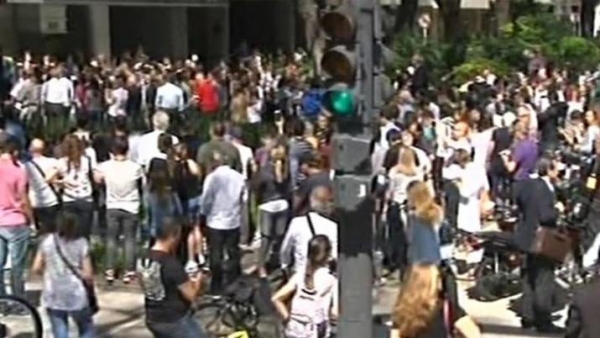 "¡Que devuelvan... no vuelven más!", el pedido de la gente en la casa de De Vido