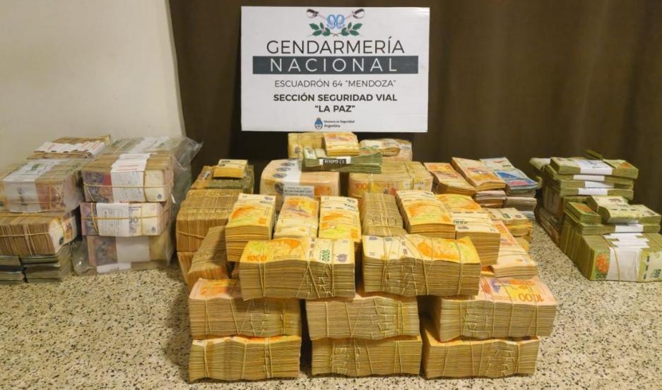Gendarmería detuvo a un camionero que transportaba cajas con 31 millones de pesos