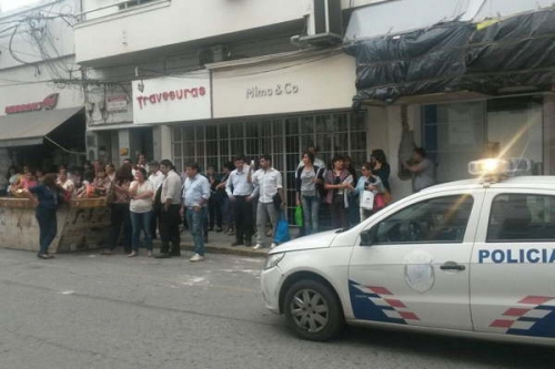 EVACUACIÓN Tensión en oficinas de Rentas por un incendio originado en el techo del edificio