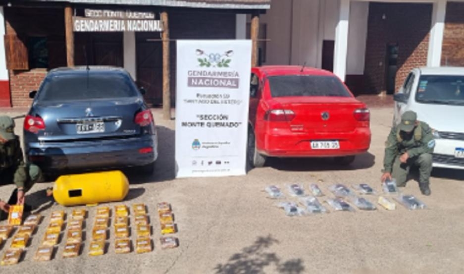 Narcos salteños, en varios autos, fueron atrapados en Santiago con 50 kg de cocaína y 25 mil dólares