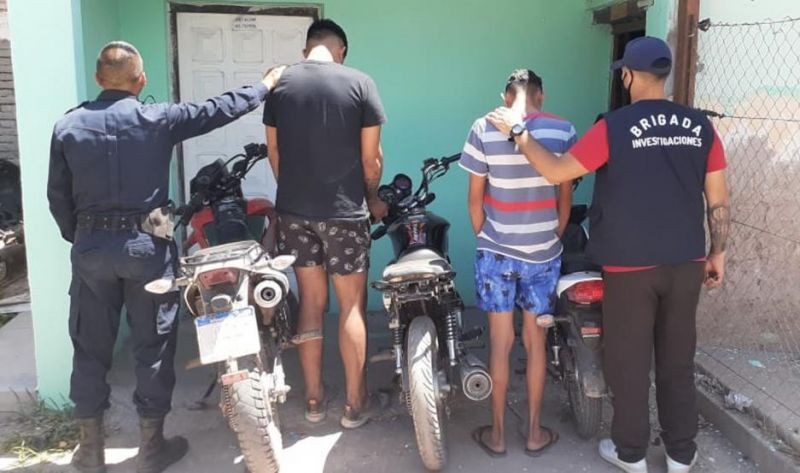 La policia detuvo a dos primos y recuperaron motos robadas.