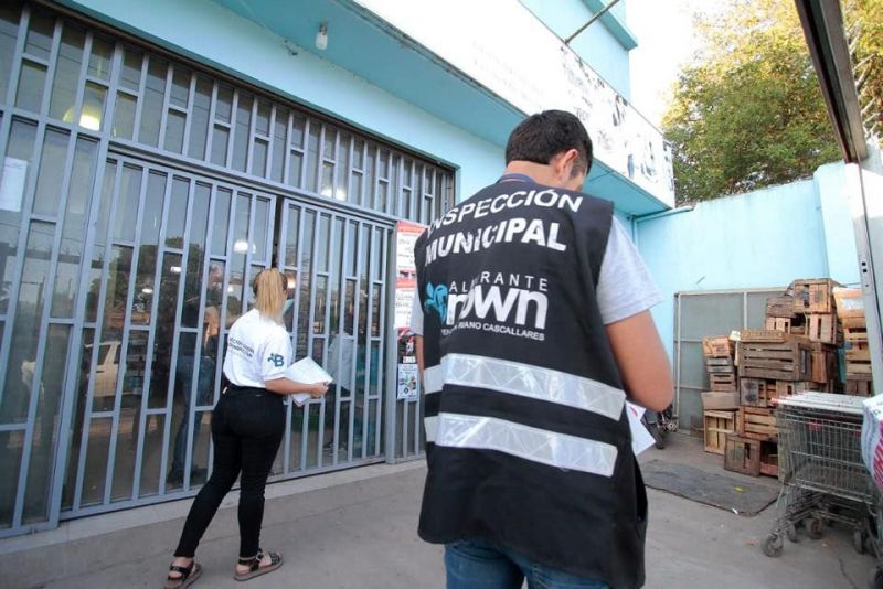 Clausuran un supermercado por cobrar comisión en compras con tarjeta Alimentar
