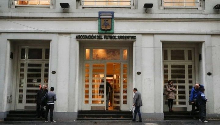 Allanan la AFA y ocho clubes por una causa de supuesta evasión y lavado de dinero