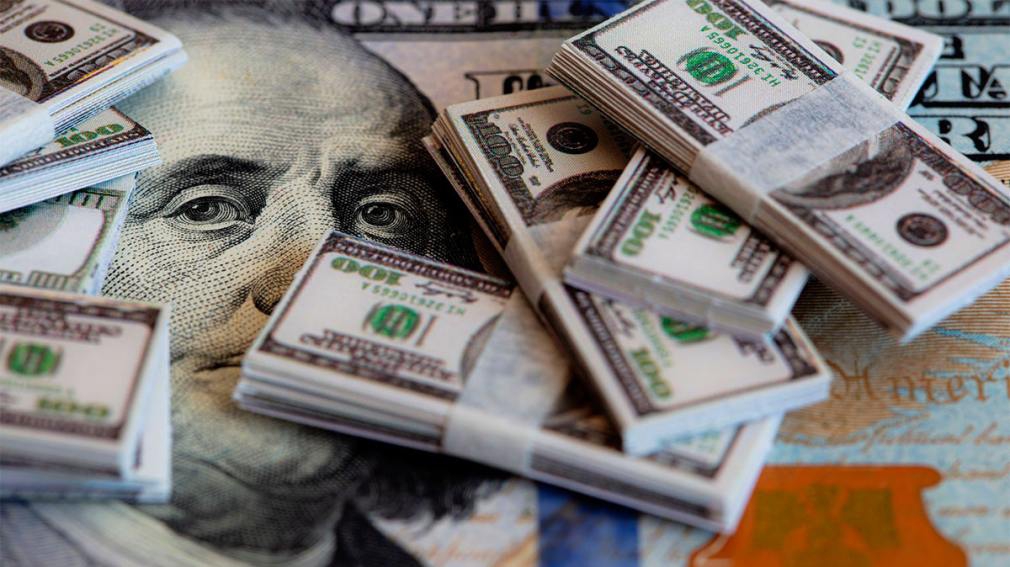 El dólar blue cerró en $880 y marcó un nuevo récord