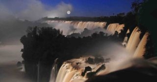 Por sacarse una selfie cayó al agua en las Cataratas de Iguazú