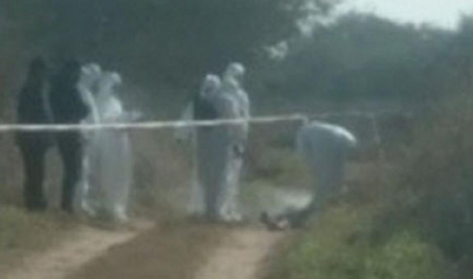 Macabro: arrojan el cadáver de un hombre en un camino vecinal y lo queman con combustible