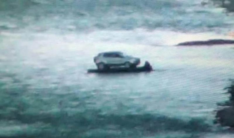 Insólito: en un gomón y por el río Bermejo, quisieron hacer pasar un auto desde Bolivia