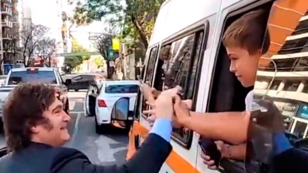 Gran gesto de Milei: camino a la Quinta de Olivos, se bajó del auto para saludar a un grupo de niños