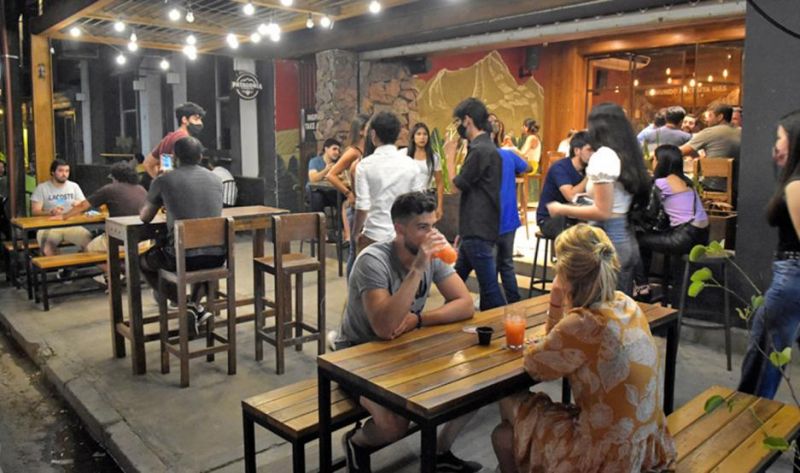 La gente pobló los bares del centro por las nuevas normas