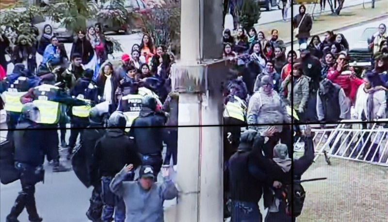 Enfrentamiento entre maestros y policías en las puertas del Grand Bourg