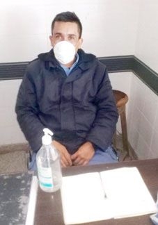 Gripe A: policías custodian con barbijos en el hospital 4 de Junio