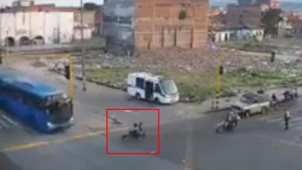 Querían escapar de la policía y fueron embestidos por un colectivo