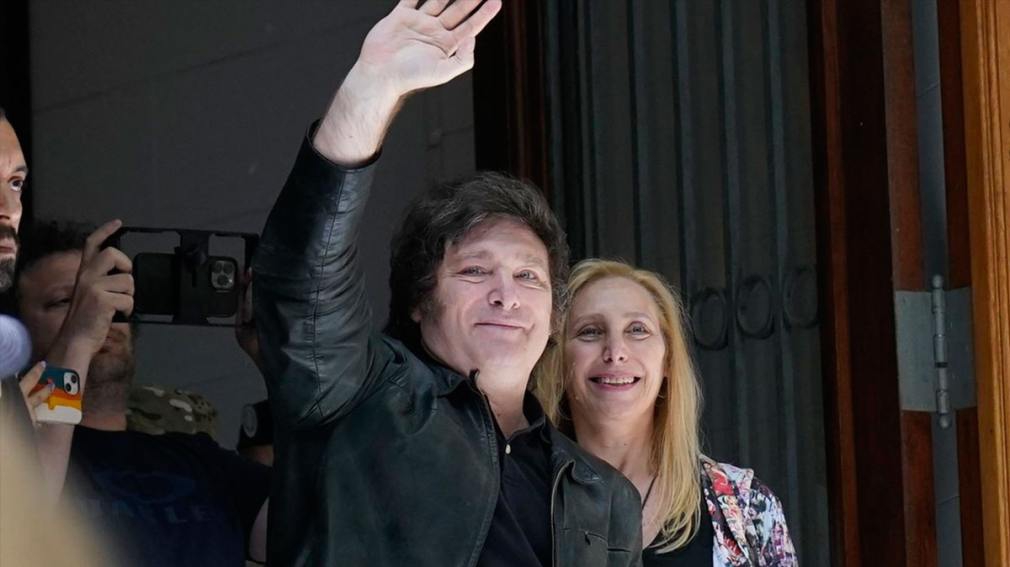 Milei votó rodeado de seguidores y habló de "un enorme trabajo a pesar de la campaña del miedo"