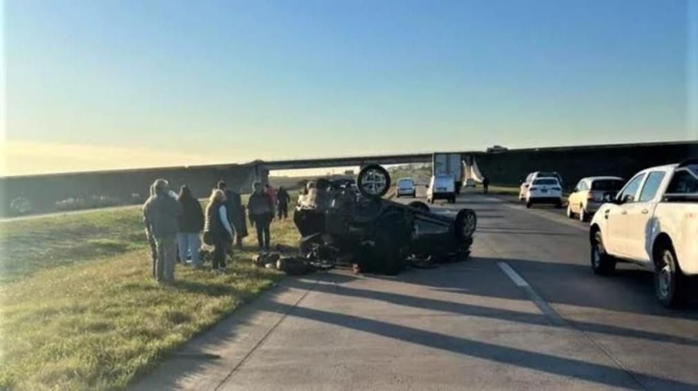 Trágico accidente en la autopista Córdoba-Rosario: una mujer falleció al intentar esquivar un perro