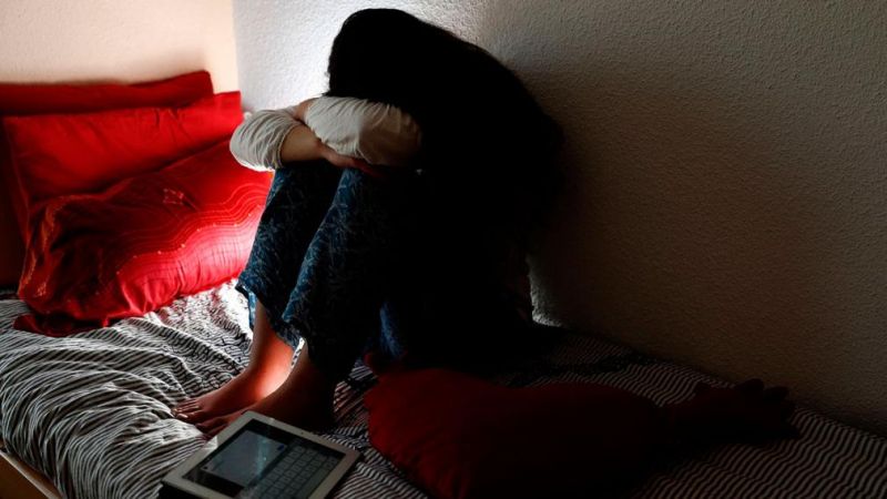 Aberrante: descubrió videos donde su esposo violaba a su hija adolescente