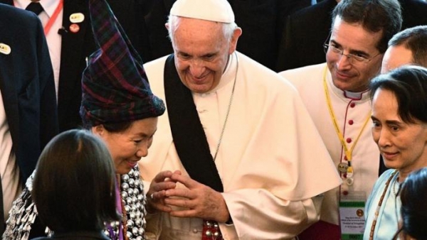 Francisco evita usar la palabra "prohibida" en su primer discurso en Myanmar