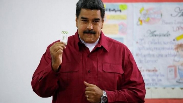 Maduro acudió a las urnas con una advertencia: "Votos o balas, paz o violencia"