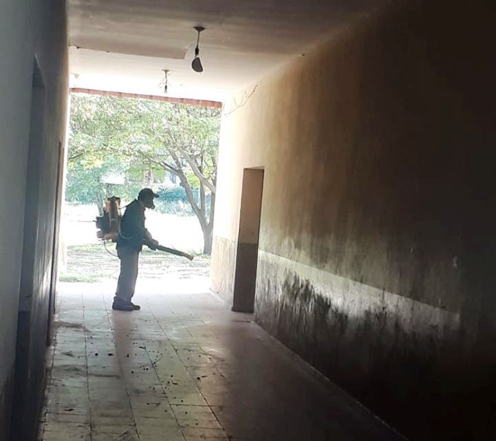 Continua la fumigaciòn en establecimientos educativos en Campo Gallo en Escuela N° 913