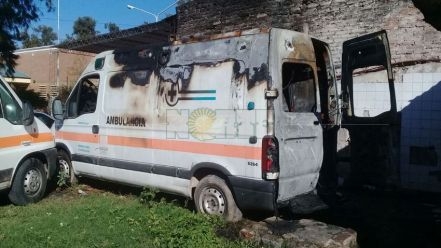 Chaco: Grave acto de vandalismo: quemaron una ambulancia en el hospital 4 de Junio