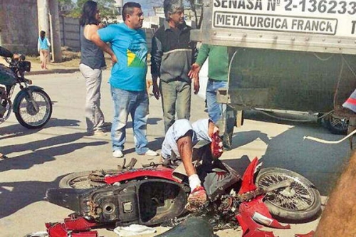 PODRÍAN AMPUTARLE UNA PIERNA: Motociclista chocó de atrás un camión y sufrió una horrenda fractura