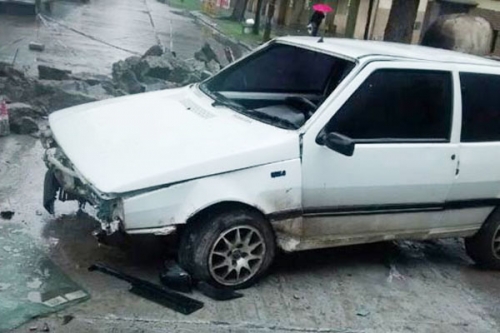Espectacular choque entre auto sobre avenida Lugones