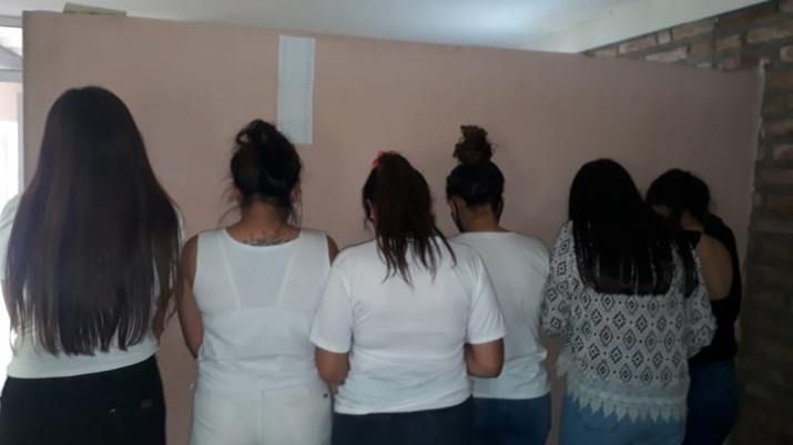 Sorprenden a seis mujeres festejando el cumpleaños con bebidas alcohólicas