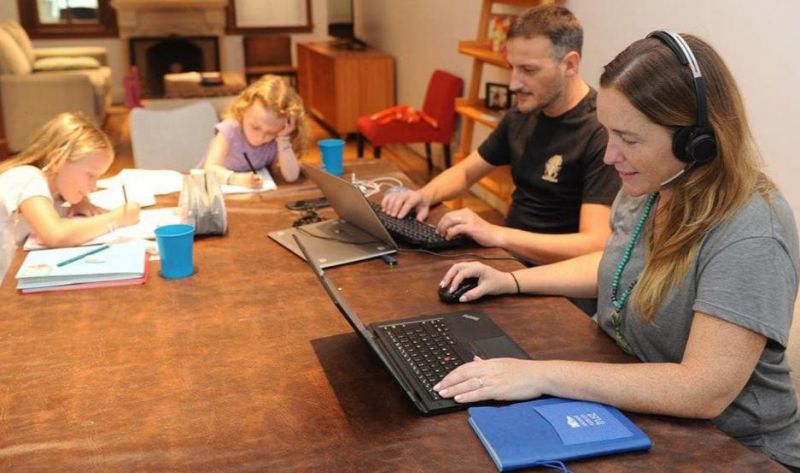 Empleados públicos nacionales con hijos de hasta 13 años podrán trabajar de manera remota