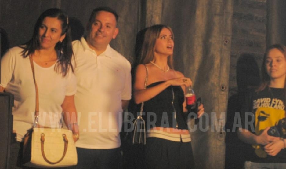 Al costado del escenario y acompañada por sus suegros, “La China” Suárez presenció el recital de Rusherking
