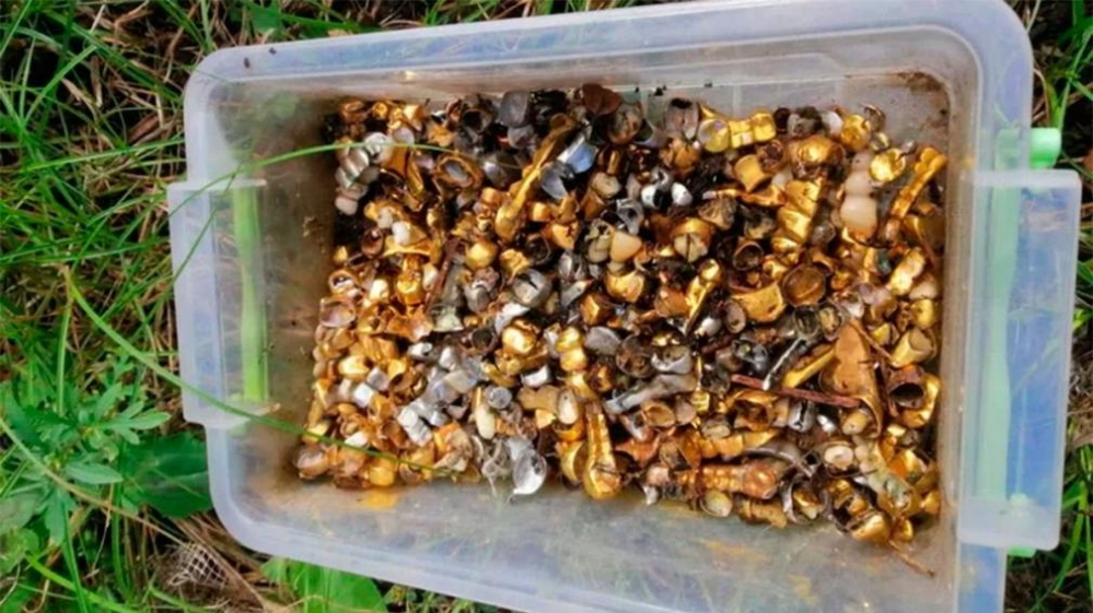 Dientes de oro dentro de una caja reflejan el horror de la ocupación rusa en Ucrania