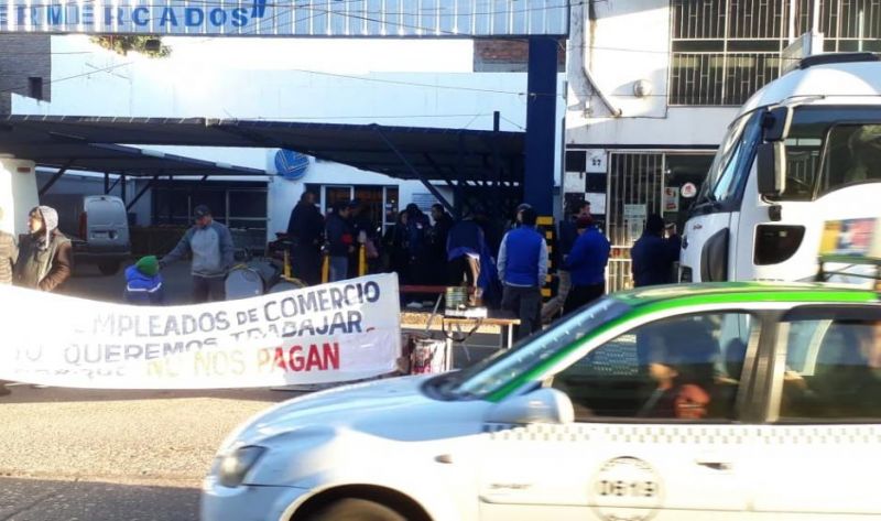 Empleados de Luque dieron marcha atrás y abrieron las sucursales, pero otros siguen de paro