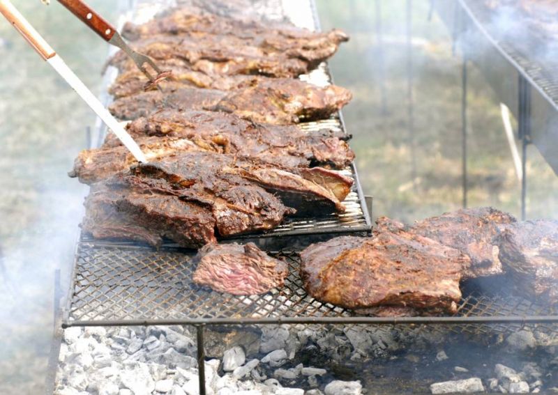 Le carnearon seis terneros e hicieron el asado en el mismo campo