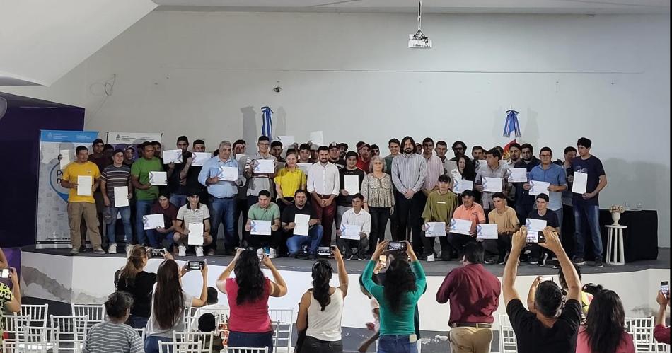 Entregan certificados de la Escuela de Arte y Oficios en Monte Quemado.