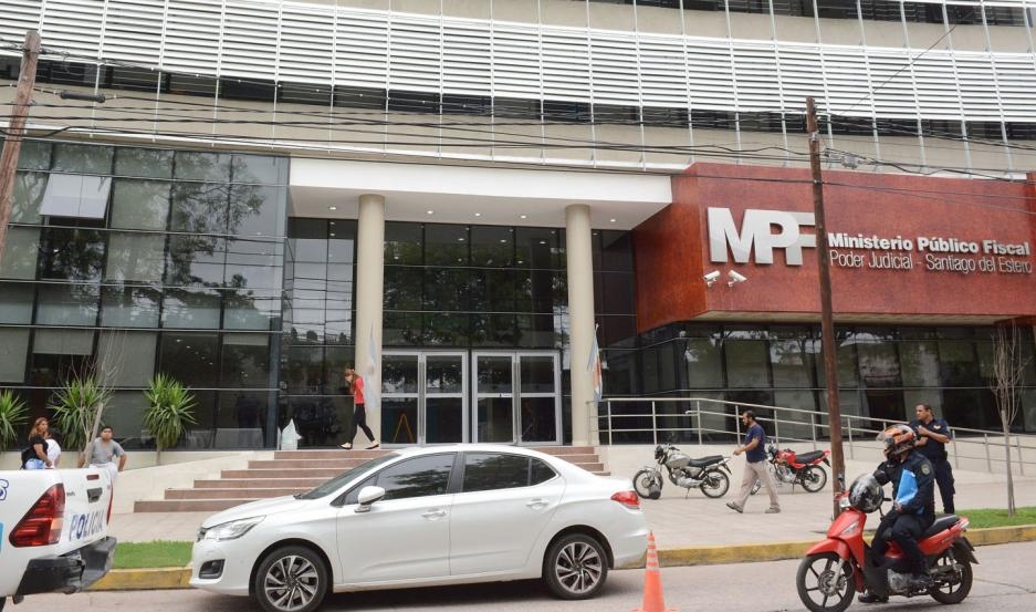Denuncian al titular del Copse por estafa con 4 cheques en poder de subcomisario preso