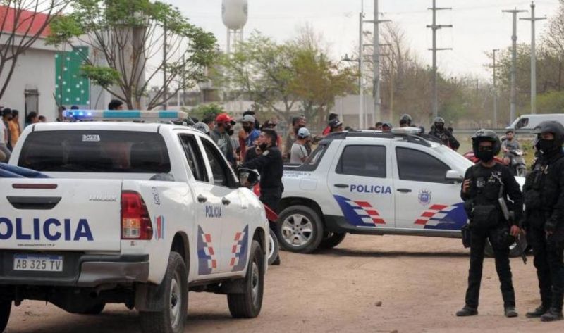 Descubren a estudiante con drogas y arma de fuego en una escuela de Los Juríes