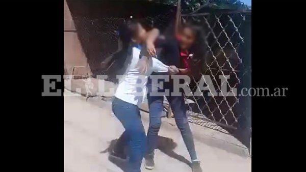 Campo Gallo: filman varias peleas de estudiantes a la salida del colegio