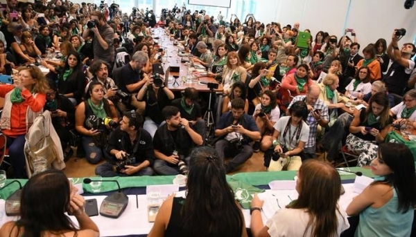 Con 71 firmas a favor presentaron en Diputados un proyecto de despenalización del aborto