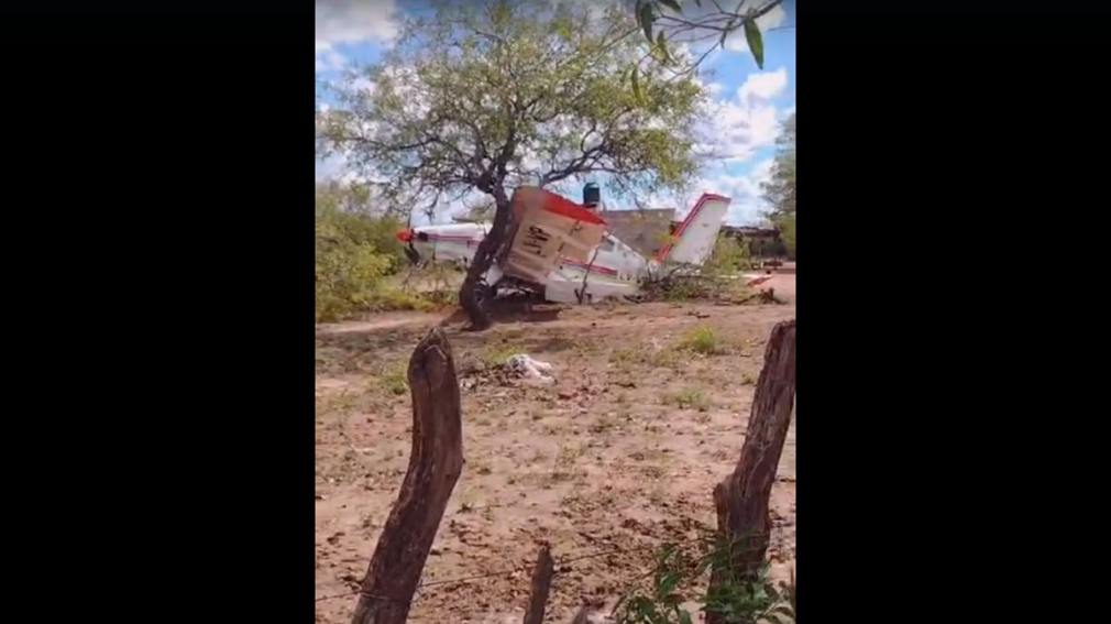 Avioneta cayó en el patio de una vivienda tras sufrir inconvenientes mecánicos