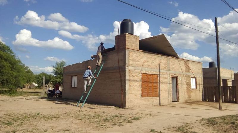 En Barrio Cabezas ayer un remolino de viento hizo volar el techo de una vivienda.