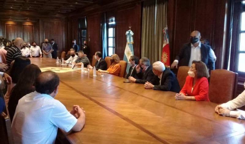El gobernador anunció un bono de $90.000 en tres partes y un aumento salarial del 57% en enero