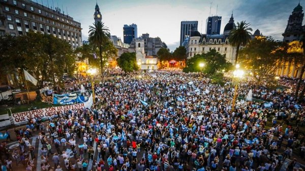 Masiva marcha por la democracia en la Plaza de Mayo y en distintos puntos del país