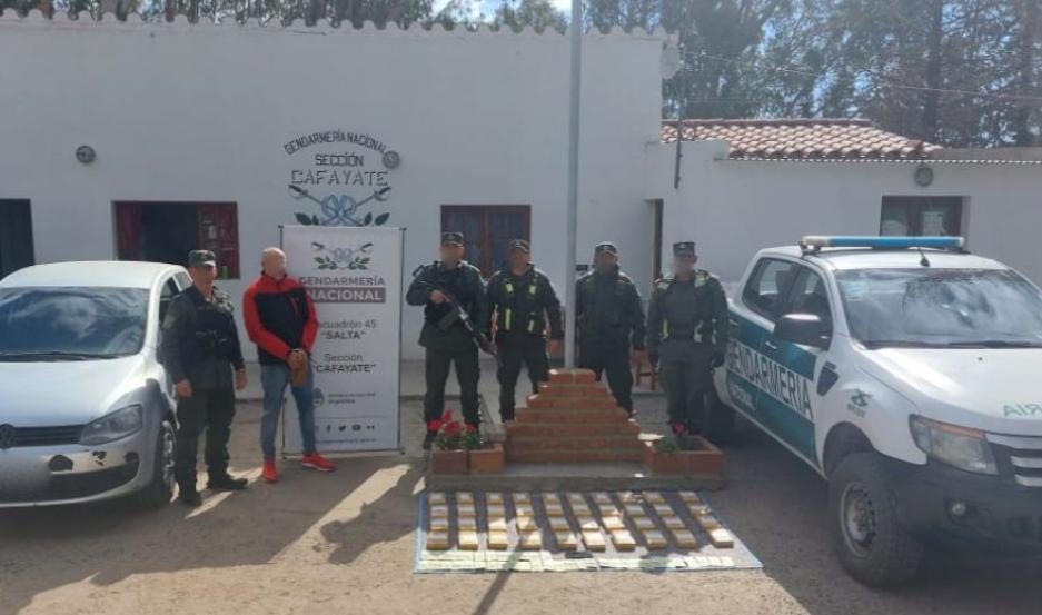Trasladaba más de 40 kilos de "sustancia blanca" dentro de la carrocería de su auto