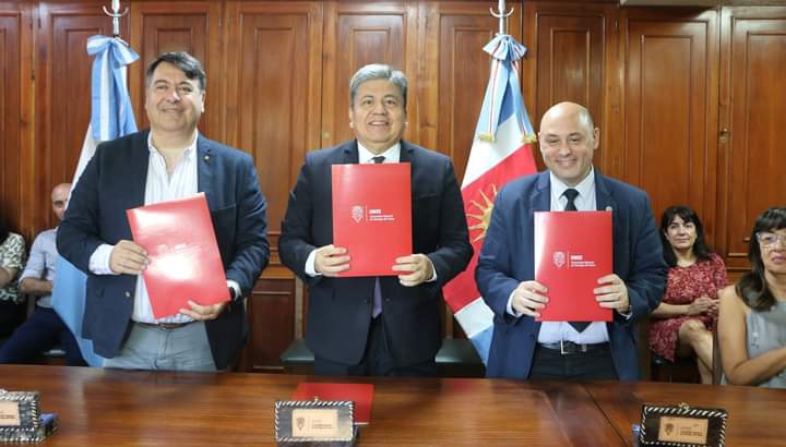 La UNSE y AGORA acuerdan expandir oferta academica.