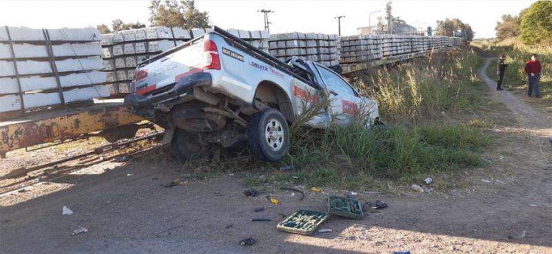 Dos muertos al chocar una camioneta con un tren de cargas en Avia Terai