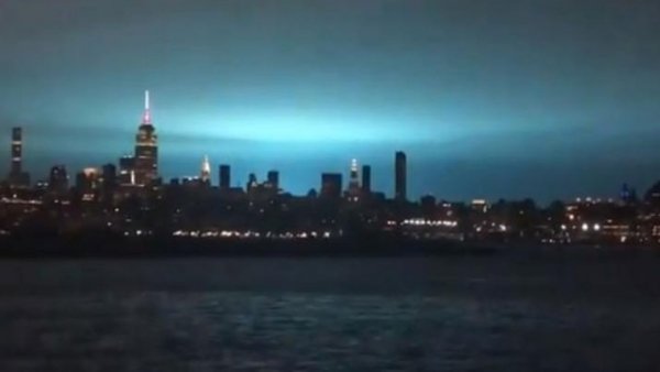 Por una explosión, el cielo de Nueva York se tiñó de azul