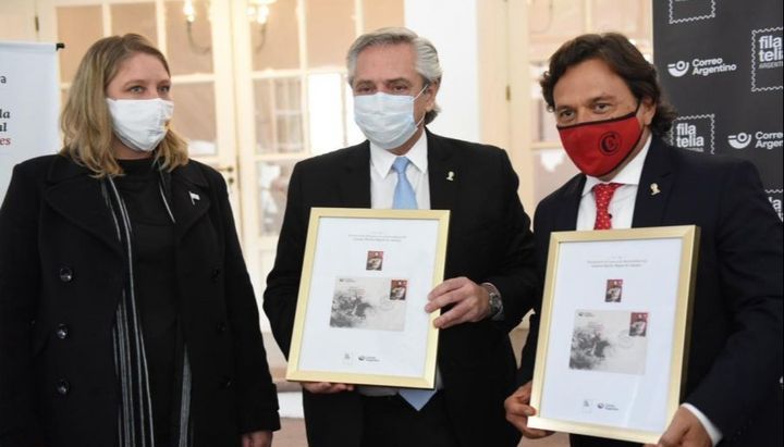 Sáenz y Alberto Fernández matasellaron la emisión postal del Bicentenario de la muerte de Güemes