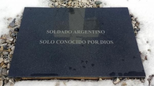 Anuncian que equipos forenses identificarán a soldados NN enterrados en Malvinas