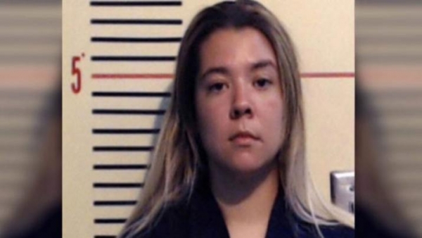 Encerró a sus hijos en el auto y los dejó morir